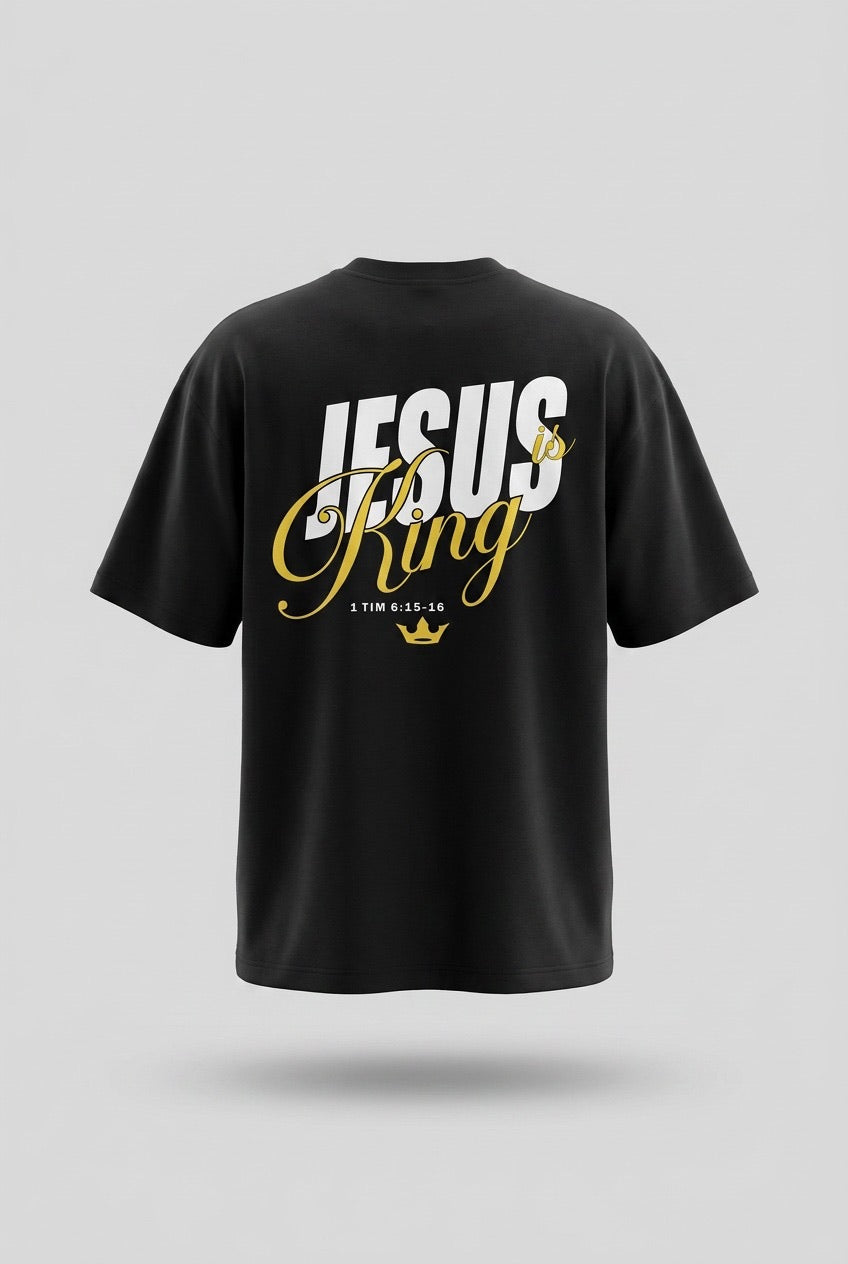 CAMISETA OVERSIZE NEGRA JESUS IS KING LETRA DORADA