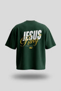 CAMISETA OVERSIZE VERDE JESUS IS KING LETRA DORADA